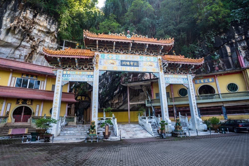 Sam Poh Tong Temple