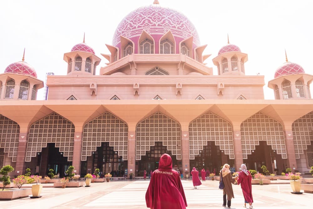 Dress Code in Mosques and Temples in Malaysia